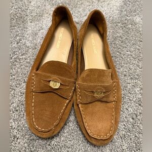 Veronica Beard Penny Loafer
Tan Suede Crest Loafer